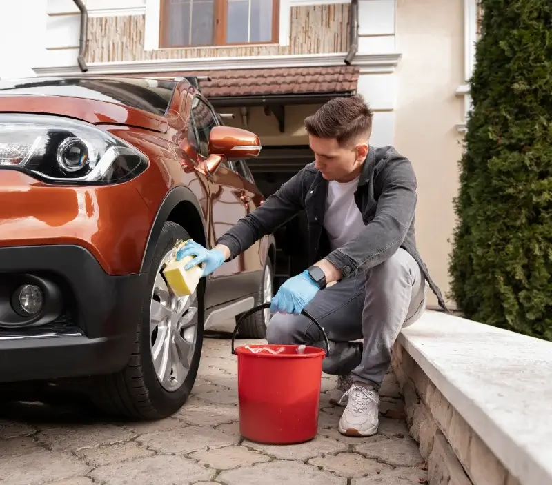 Lavage auto à domicile Saint-Priest-la-Feuille : professionnel intervenant sur un véhicule